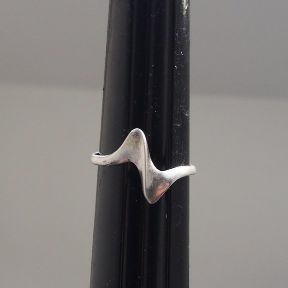 Vintage Jewelry - Minimalist Twisted Sterling SILVER Vintage Ring